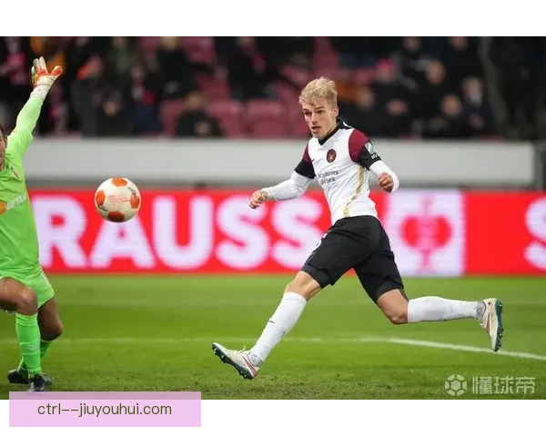 伊萨克森突破拉齐奥右路展现惊人速度与技巧助攻队友奋勇前进